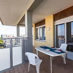 Apartment Inviting With Lateral Sea View *