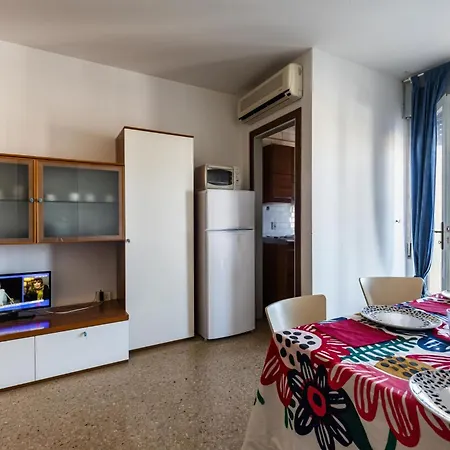 Seventh Last Floor Flat With Terrace In דירה