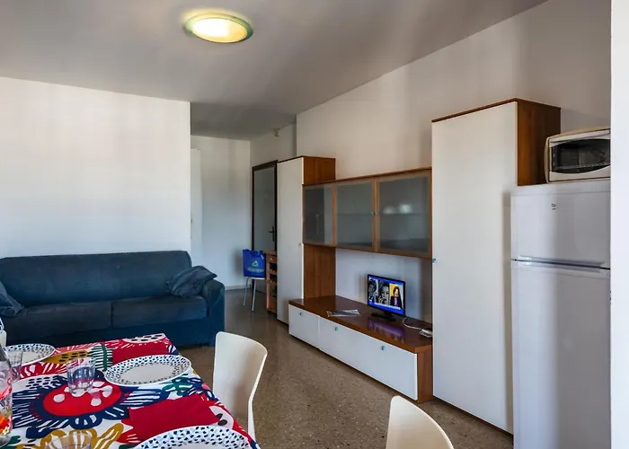 Inviting With Lateral Sea View