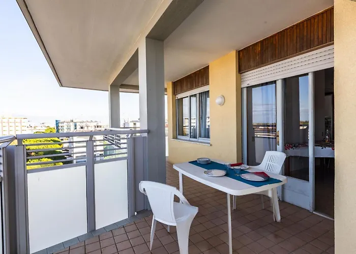 Apartment Inviting With Lateral Sea View *